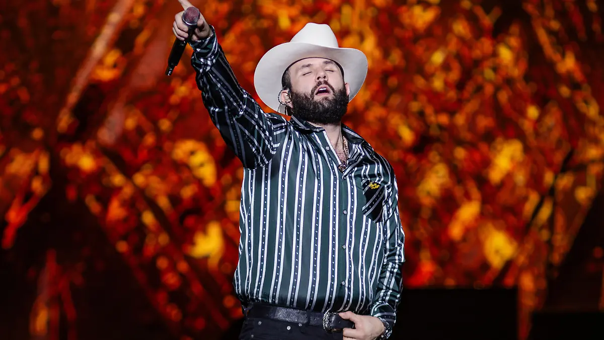 Carín León durante su concierto en el Estadio GNP